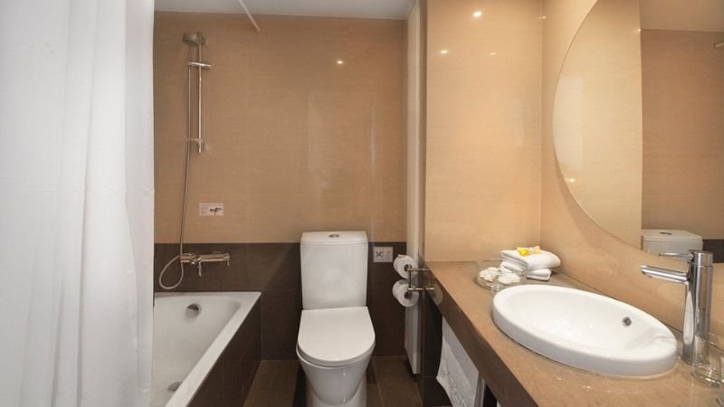 louis phaethon beach bathroom