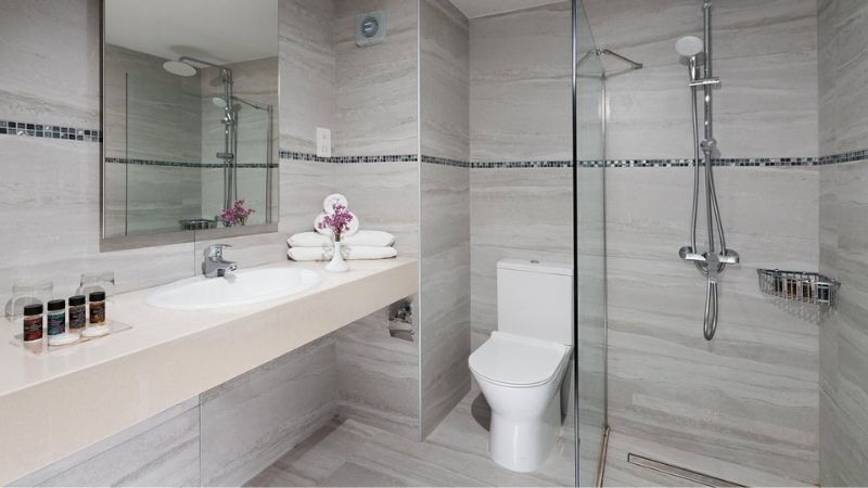 חדר המקלחת ב-Mayfair hotel