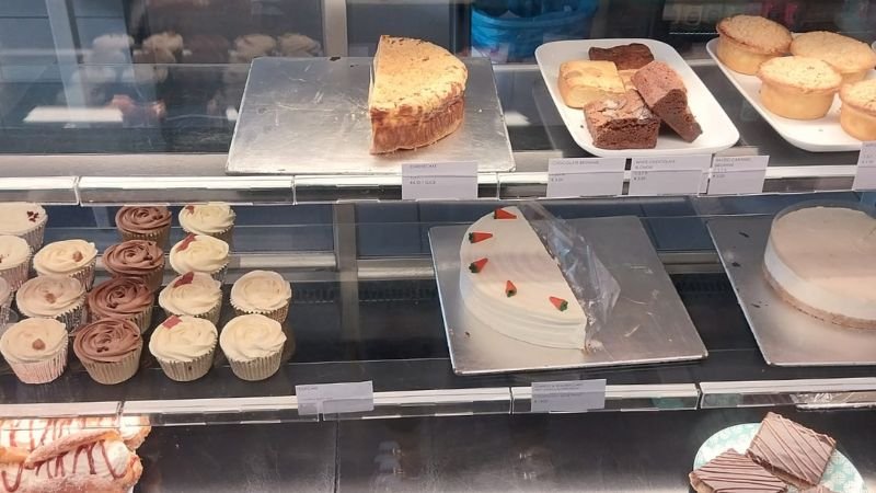 love island cakes